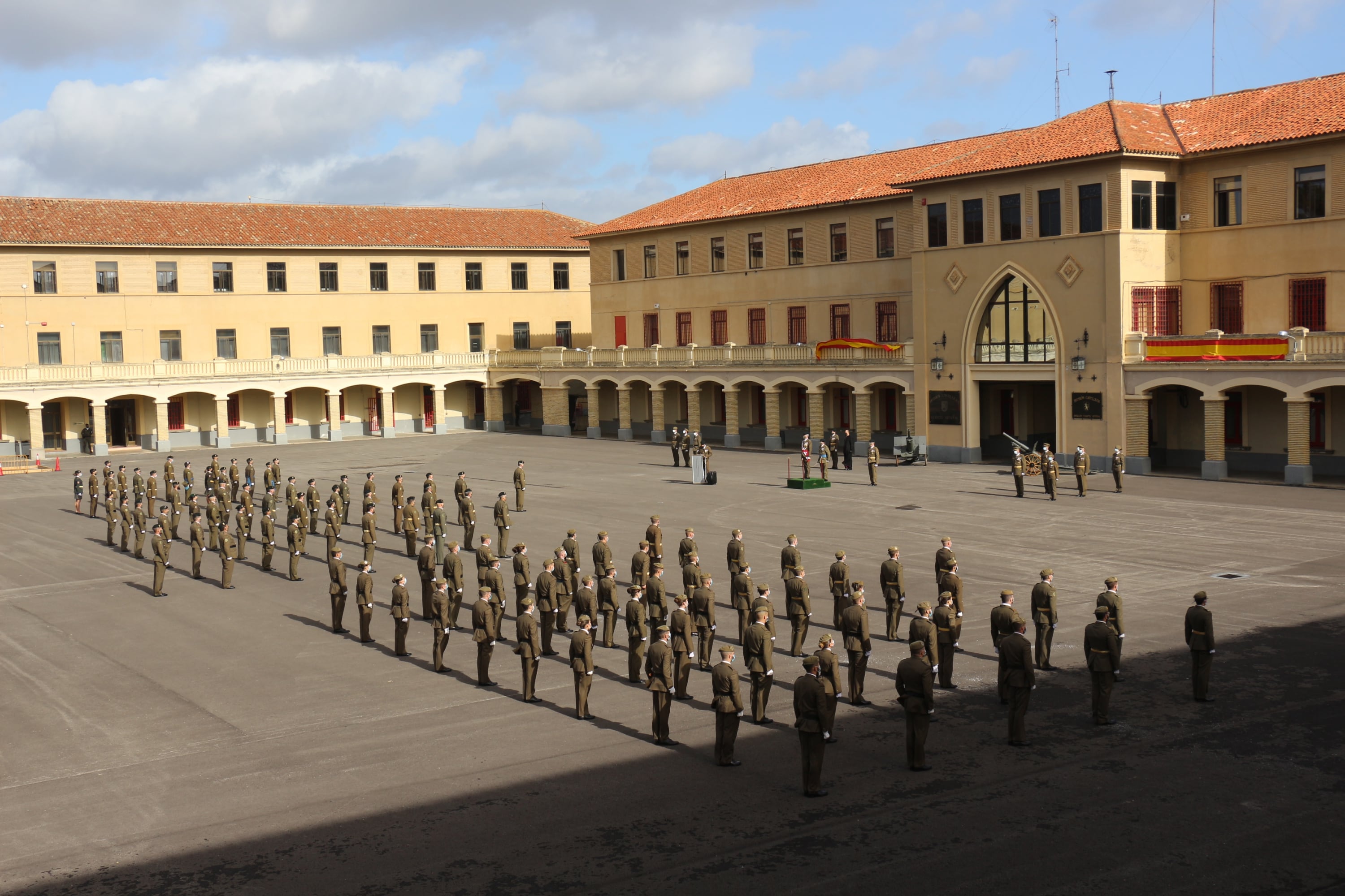 Un acto de celebración de la División Castillejos en el Patio de Armas del Acuartelamiento Sancho Ramírez