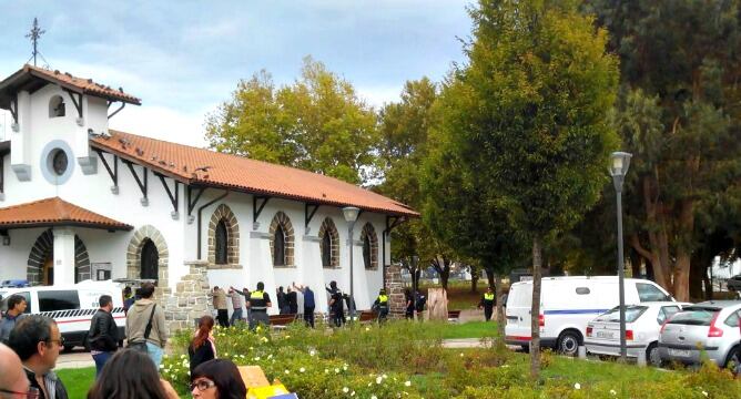 Los clientes de la zona comercial de Behobia contemplaron impresionados la operación policial antidroga