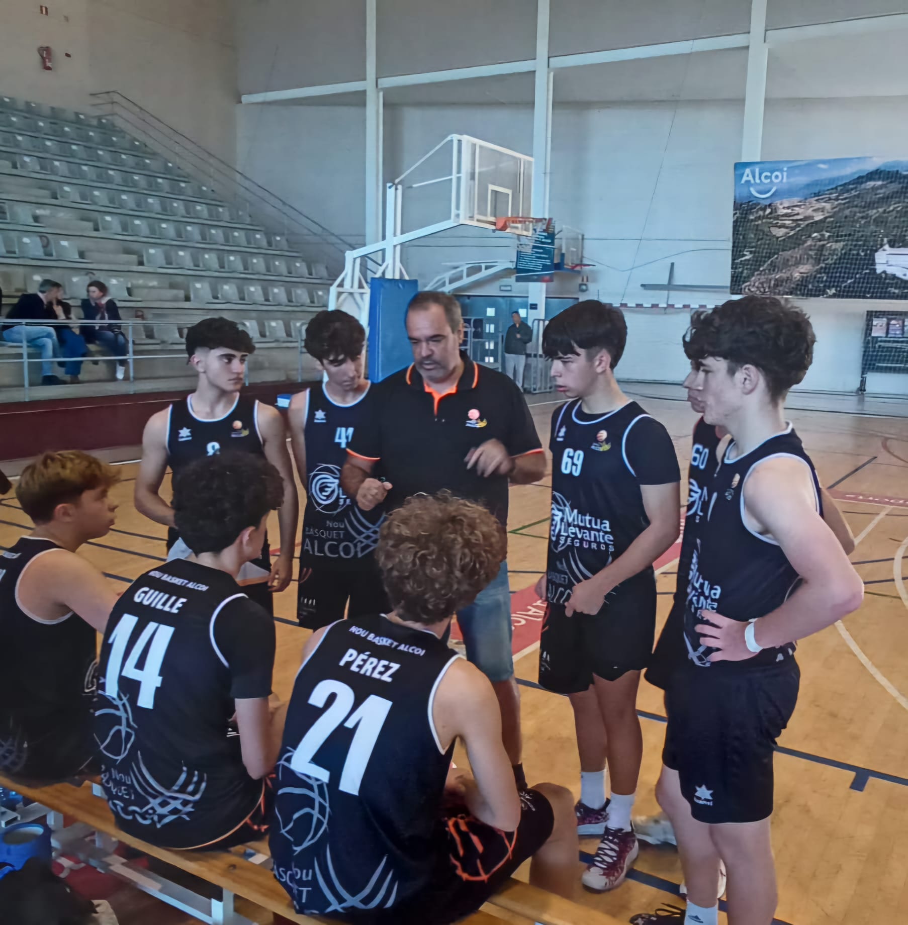 Nacho Blasco dirigiendo al equipo junior masculino preferente