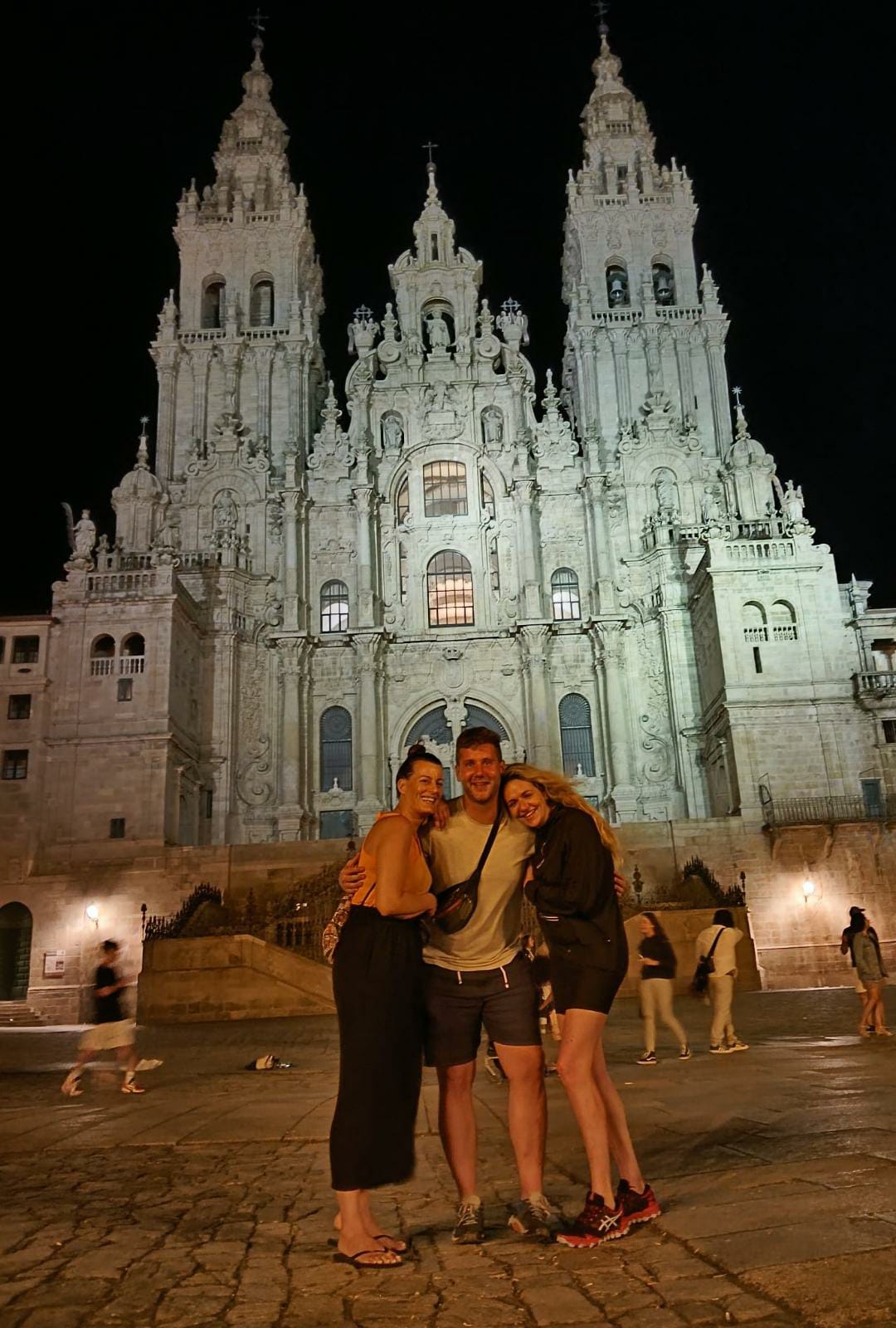 Los castellonenses posan junto a la catedral de Santiago