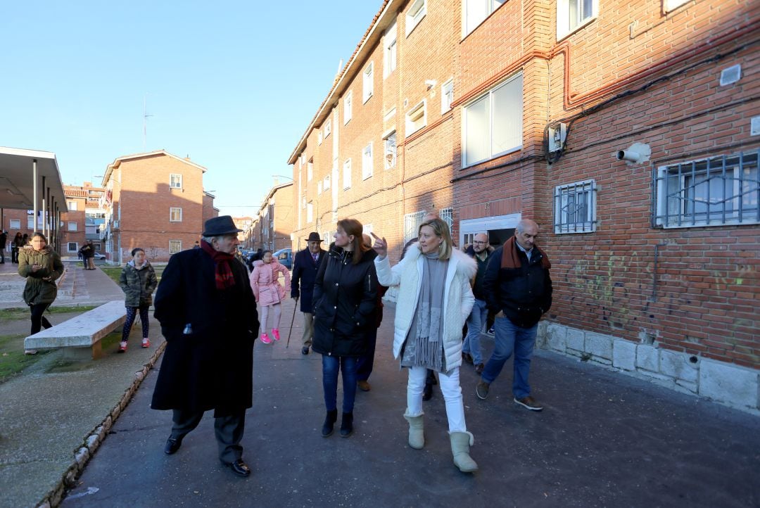 Pilar del Olmo recorre una calle de Las Viudas junto a los representantes de la comunidad gitana