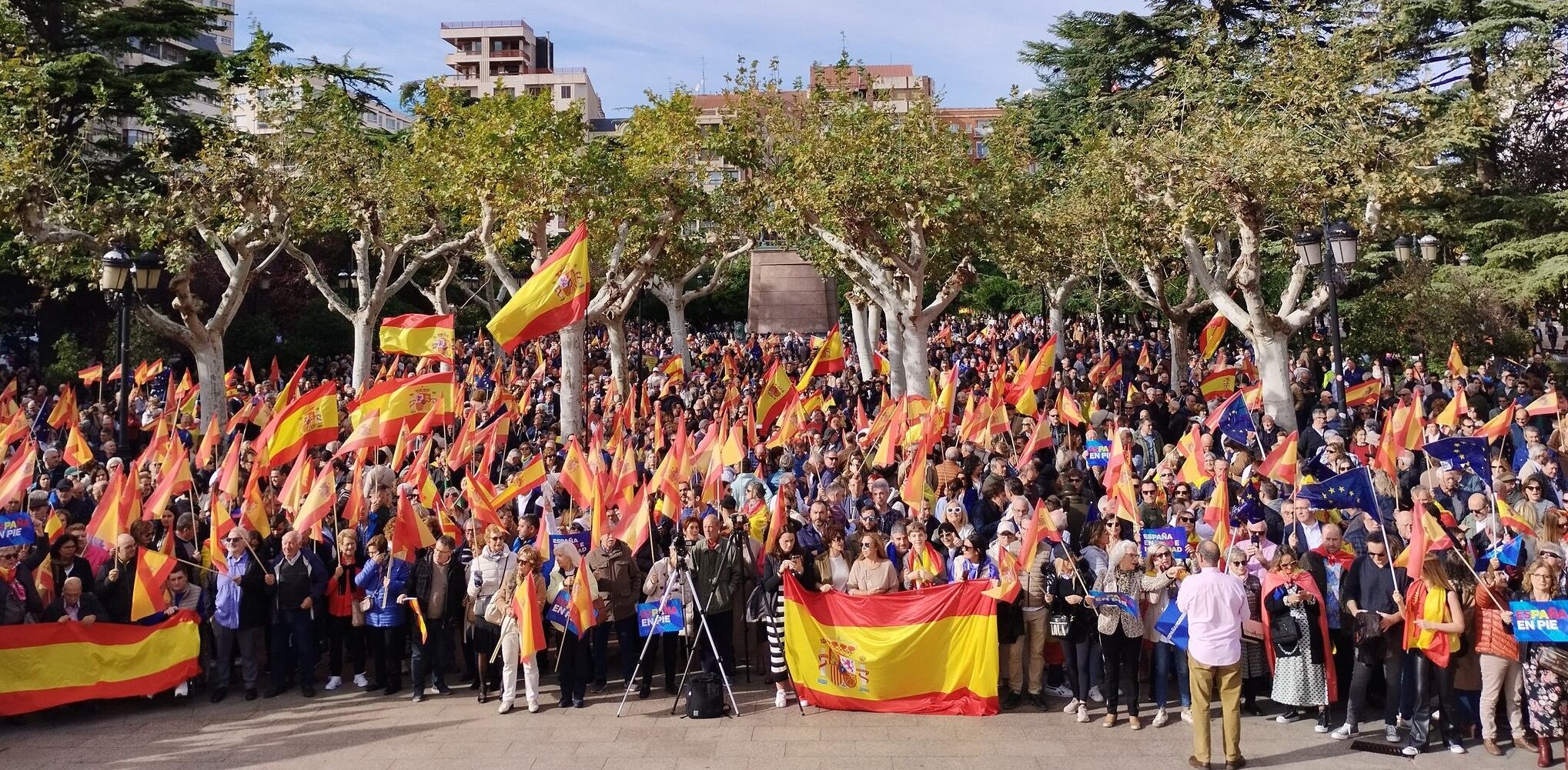 El Paseo del Espolón en Logroño ha acogido la concentración convocada por el PP de La Rioja en protesta por la amnistía.