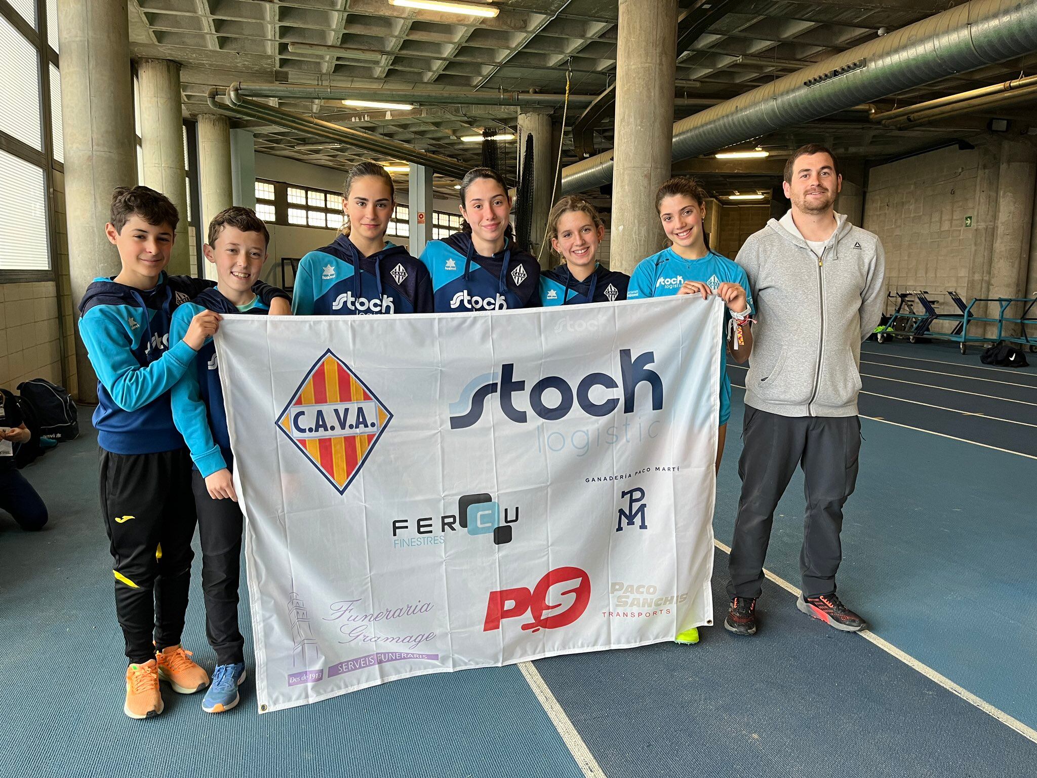 Atletes del CAVA junt a l'entrenador Víctor Revert