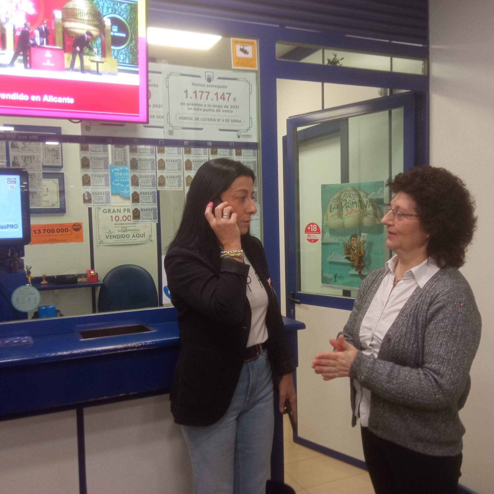 Olga Serrano y Charo del Barrio, loteras de la administración número 4 de Soria.