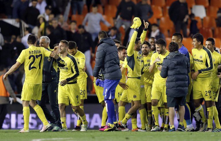 GRA395. VALENCIA.- Los jugadores del Villarreal celebran la victotia ante el Valencia, al término del partido de Liga en Primera División disputado esta noche en el estadio de Mestalla. EFE, Juan Carlos Cárdenas