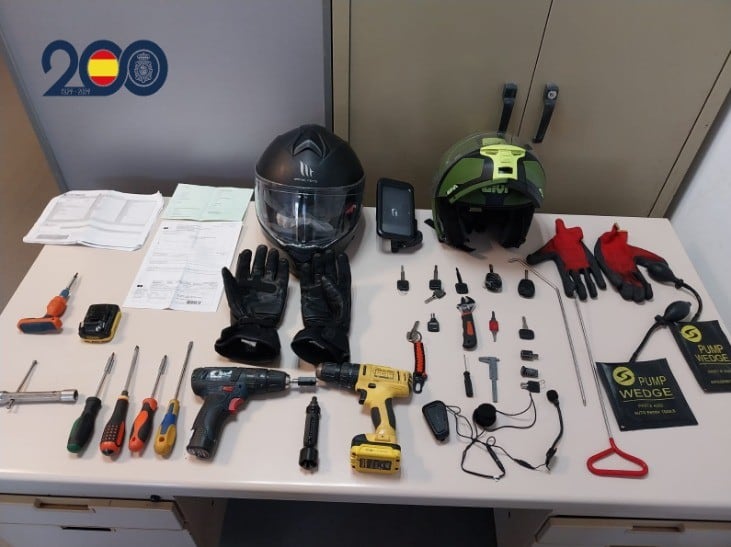 Las pertenencias del detenido por la Policía Nacional en Murcia.