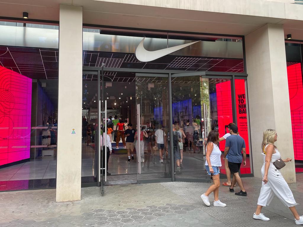Botiga Nike del Passeig de Gràcia, amb la porta tradicional sempre oberta / Pol Valero Pallarès
