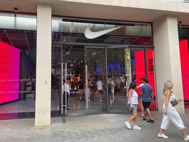 Botiga Nike del Passeig de Gràcia, amb la porta tradicional sempre oberta / Pol Valero Pallarès
