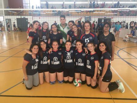 Fotografía de equipo tras un partido disputado