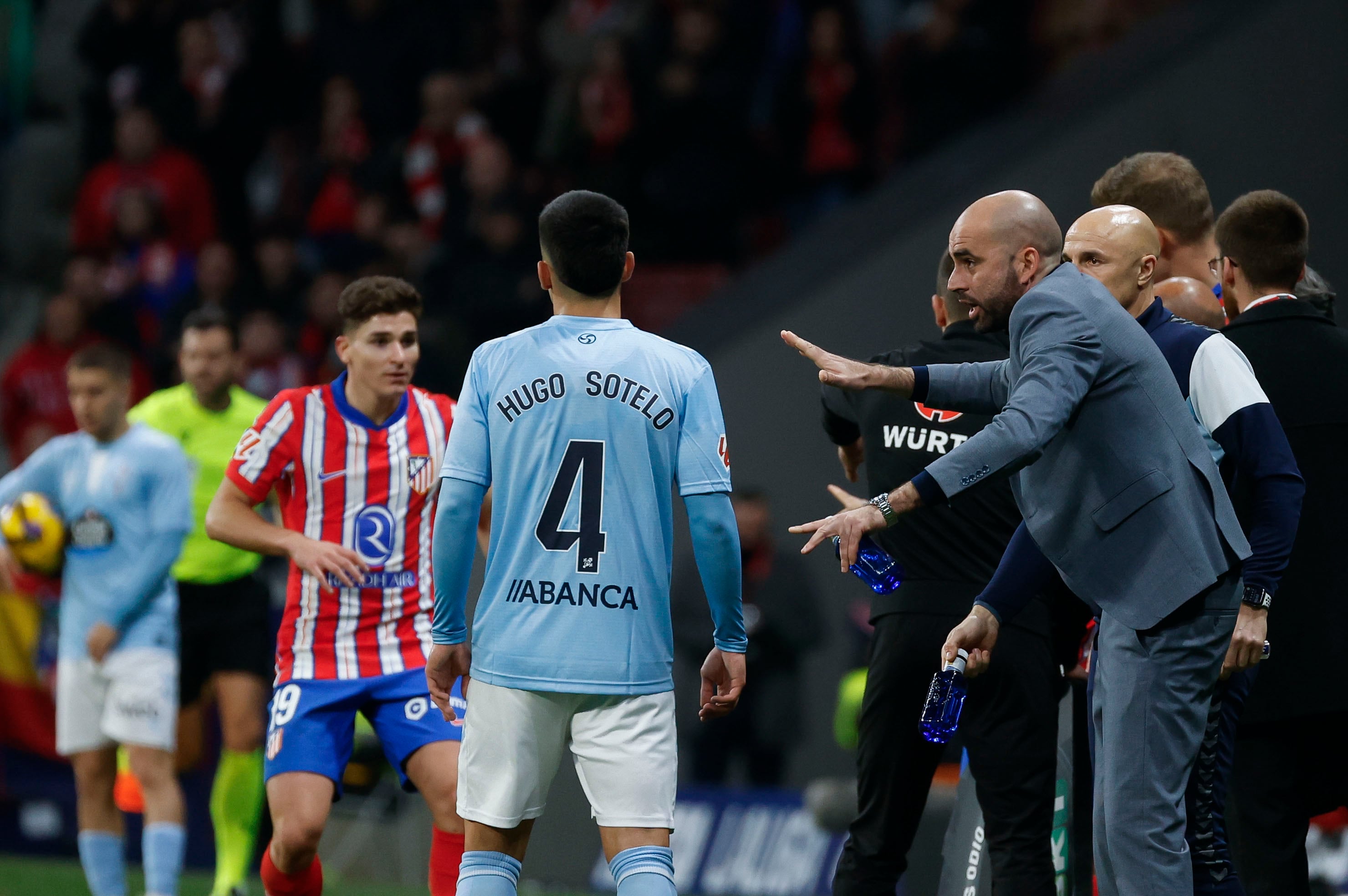 MADRID, 15/02/2025.- El entrenador del Celta de Vigo Claudio Giráldez (d) durante el partido de LaLiga que disputan el Atlético de Madrid y el Celta de Vigo este sábado en el estadio Riyadh Air Metropolitano, en Madrid. EFE/Mariscal
