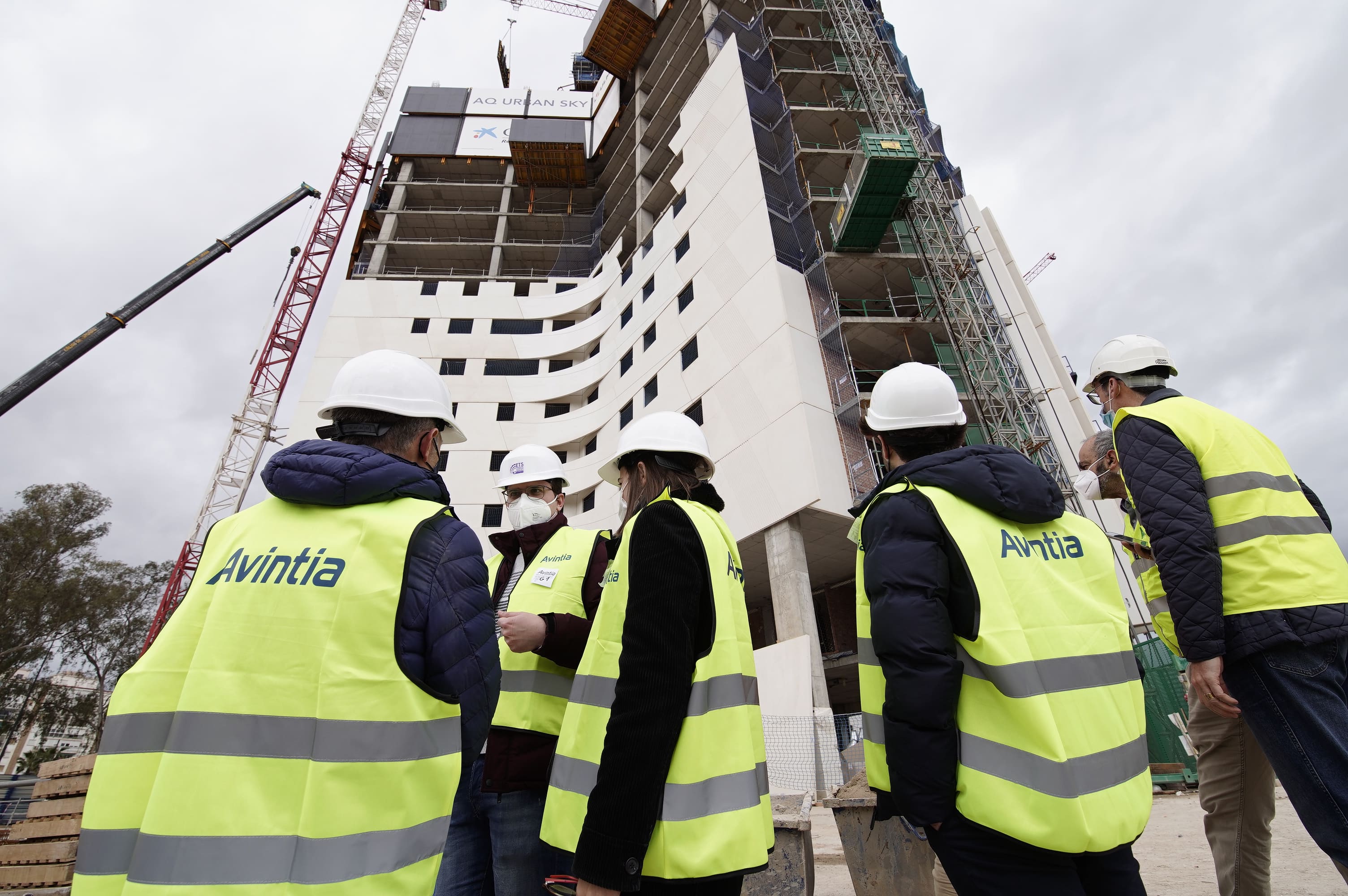 Un grupo de 120 estudiantes de último curso y máster de las escuelas técnicas superiores de Ingeniería de la Edificación y de Arquitectura de la Universidad de Sevilla y de la Escuela Técnica Superior de Ingeniería de Caminos, Canales y Puertos de la Universidad de Granada, han visitado esta semana las obras para conocer el isistema de construcción de encofrado autotrepante (sin necesidad de grúa) de ULMA que se está empleando