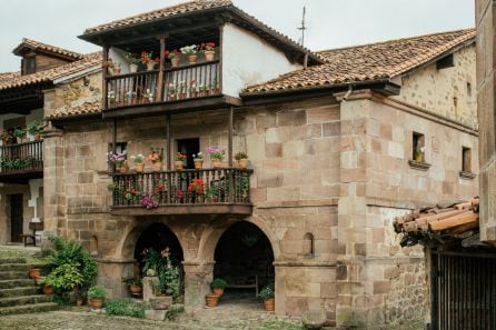 Casona de piedra labrada con sus balcones floridos