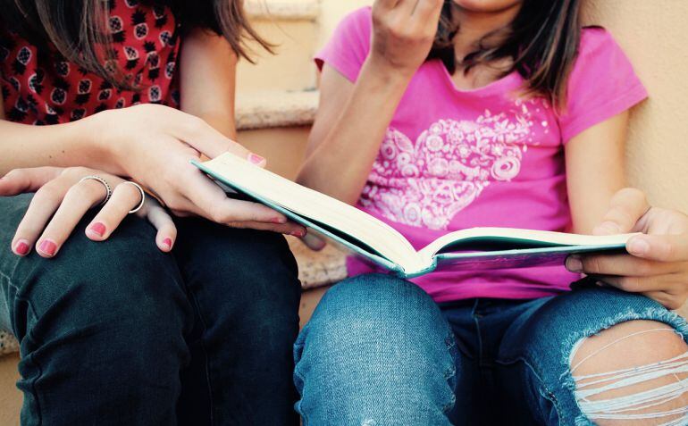 Los más jóvenes también se demuestran curiosos por conocer las historias que contienen muchos buenos libros. Además, varias iniciativas demuestran que estas buenas experiencias lectoras se disfrutan mejor al compartirlas. 