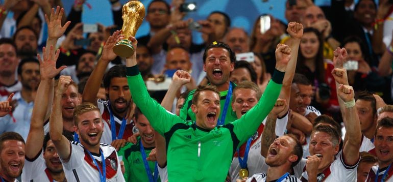 Manuel Neuer levantando el trofeo de la Copa Mundial de la FIFA