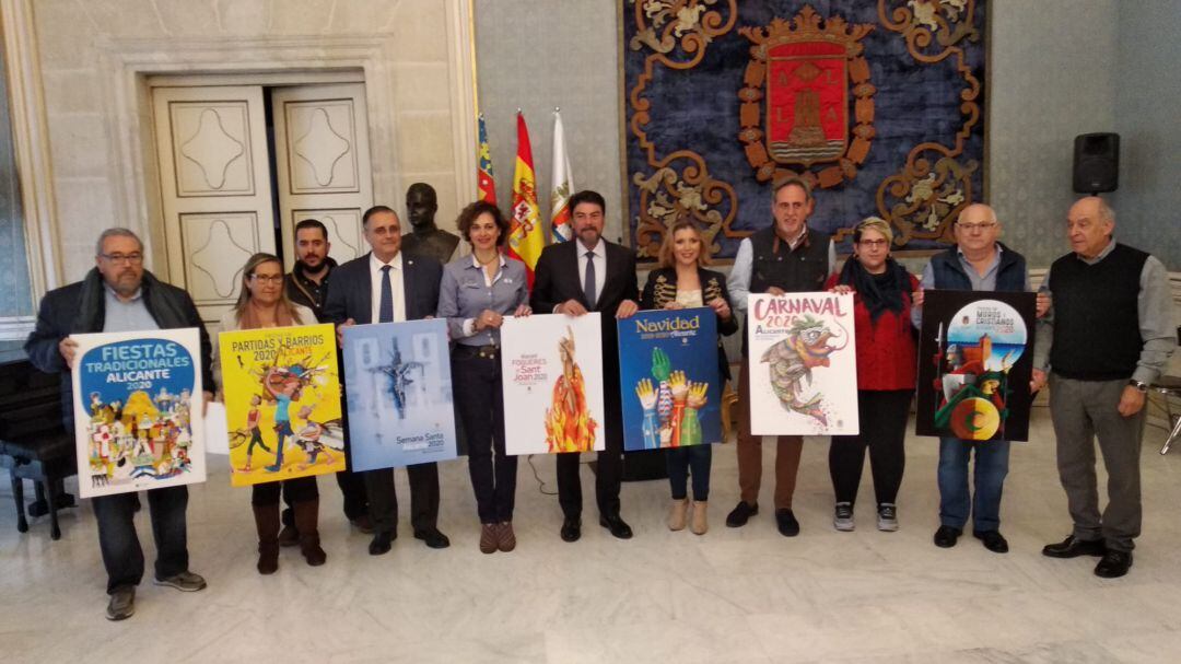 El jurado posa con los carteles vencedores del concurso de las distintas fiestas de Alicante