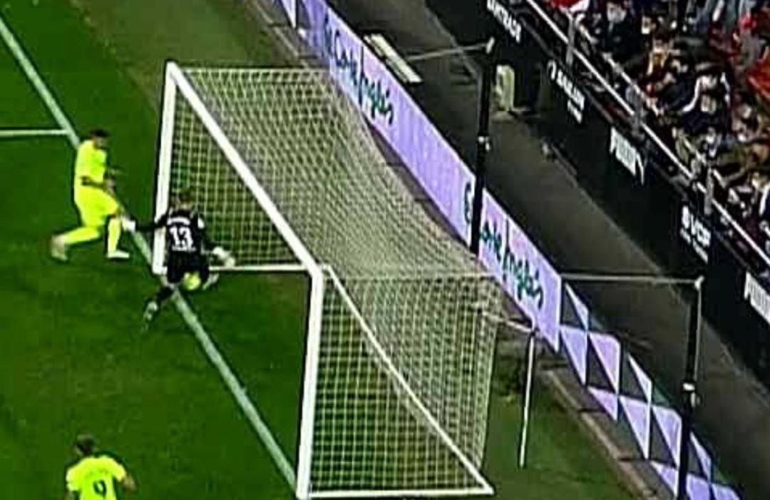 En la imagen se aprecia que el remate de Guido Carrillo debió ser gol