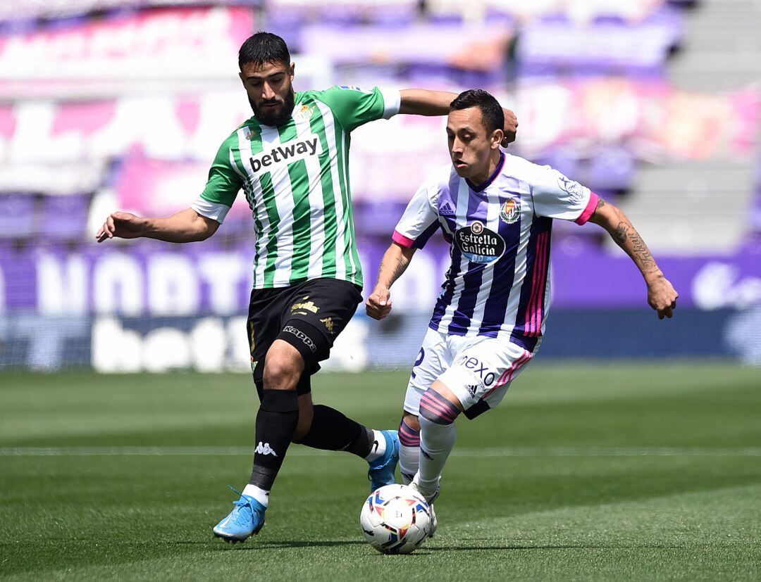 VALLADOLID, SPAIN - MAY 02: Fabian Orellana of Real Valladolid battles for possession with Nabil Fekir of Real Betis   during the La Liga Santander match between Real Valladolid CF and Real Betis at Estadio Municipal Jose Zorrilla on May 02, 2021 in Valladolid, Spain. Sporting stadiums around Spain remain under strict restrictions due to the Coronavirus Pandemic as Government social distancing laws prohibit fans inside venues resulting in games being played behind closed doors. (Photo by Denis Doyle Getty Images)