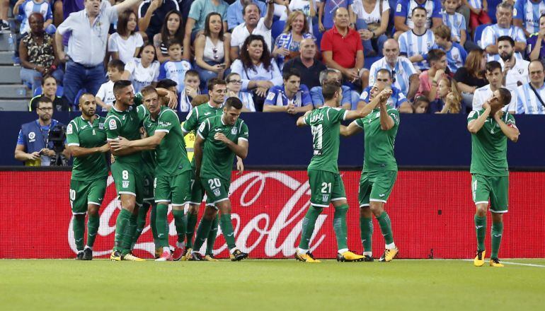 Los jugadores del Leganés celebran el gol de Gabriel Pires