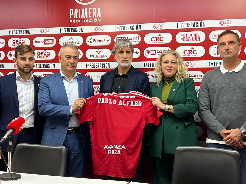 Juanjo Fernández, vicepresidente del Real Murcia, Felipe Moreno, dueño del club, Pablo Alfaro, entrenador, María del Mar Carrillo, presidenta, y Javi Recio, director deportivo del Real Murcia