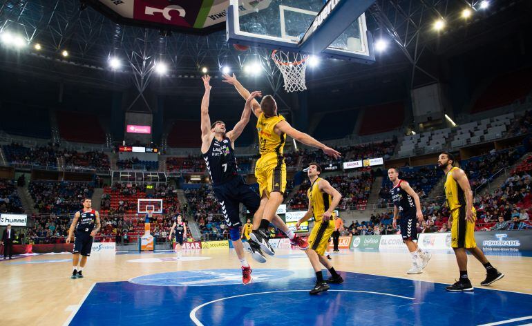 Acción del encuentro disputado entre Baskonia e Iberostar Tenerife