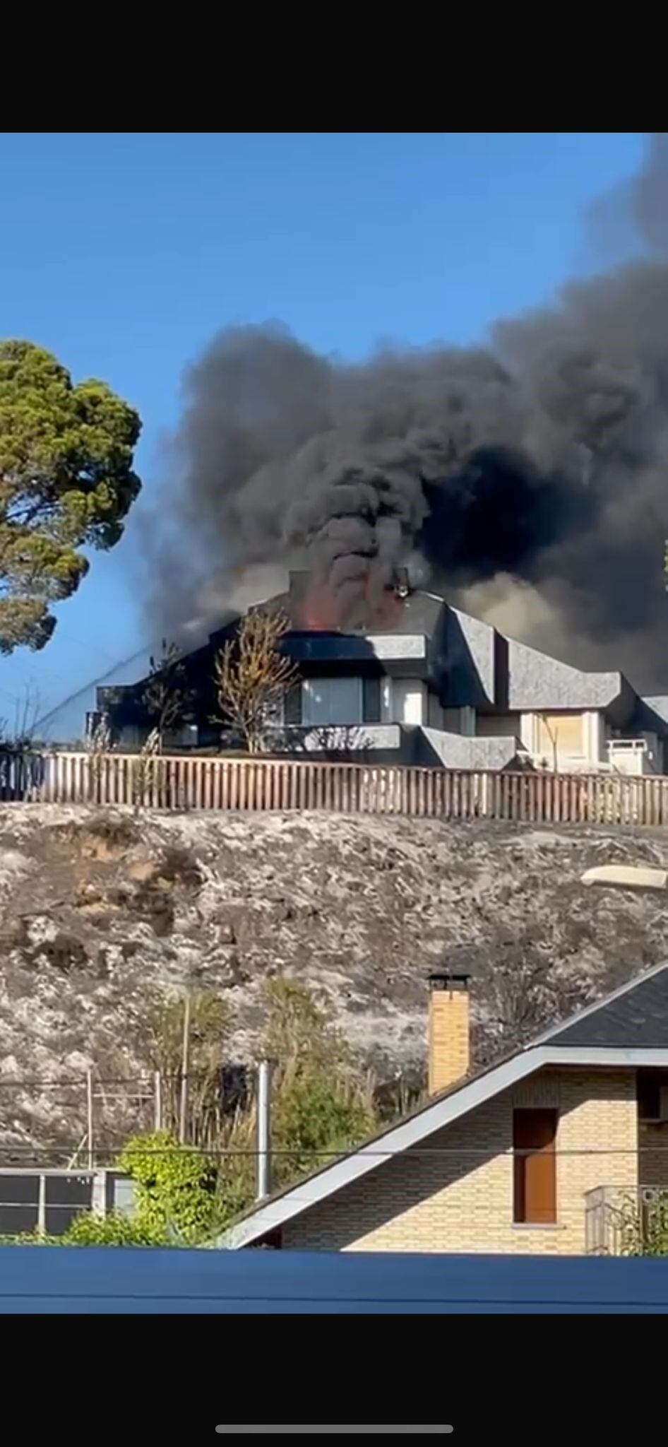 Las llamas han alcanzado de manera importante a una vivienda cercana a la zona del incendio. Foto: S.E.