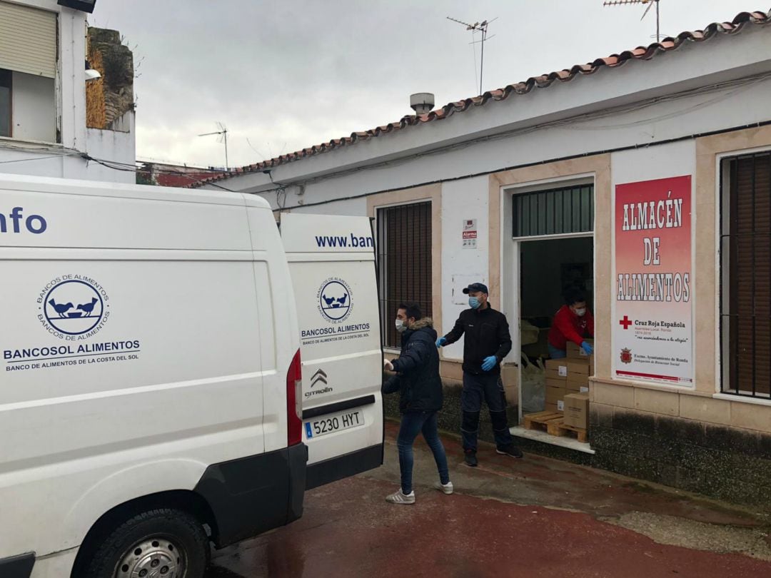 Las donaciones de productos se están trasladando al Almacén de Alimentos de Cruz Roja en el barrio de Padre Jesús, para ser repartido después entre las familias con menor recursos