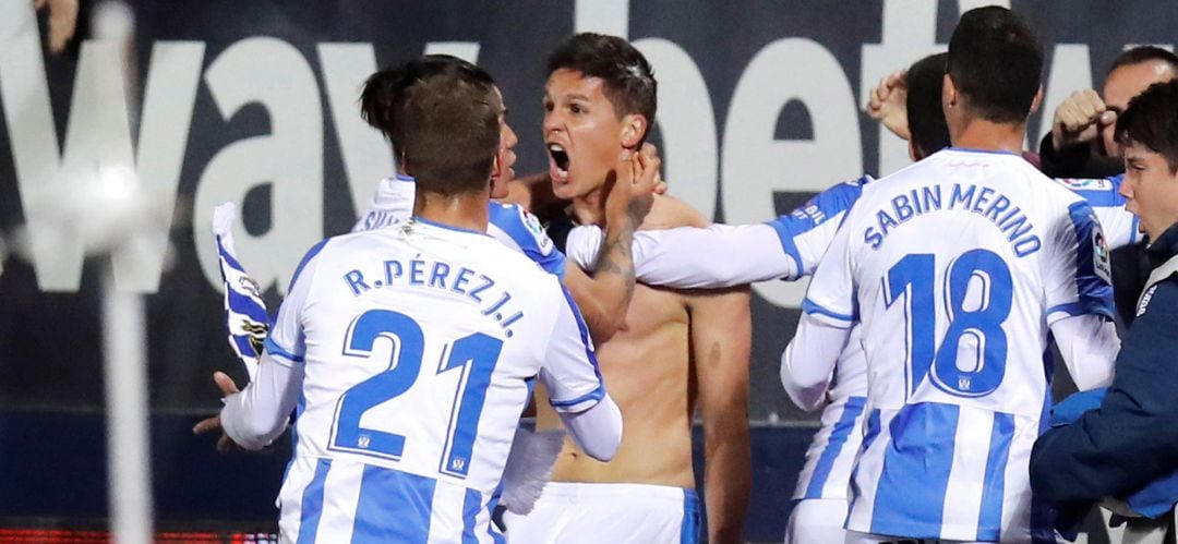 El argentino Guido Marcelo Carrillo (c), del Leganés, celebra su gol, primero del equipo ante el Real Valladolid, durante el partido de LaLiga que disputaron en el estadio de Butarque.