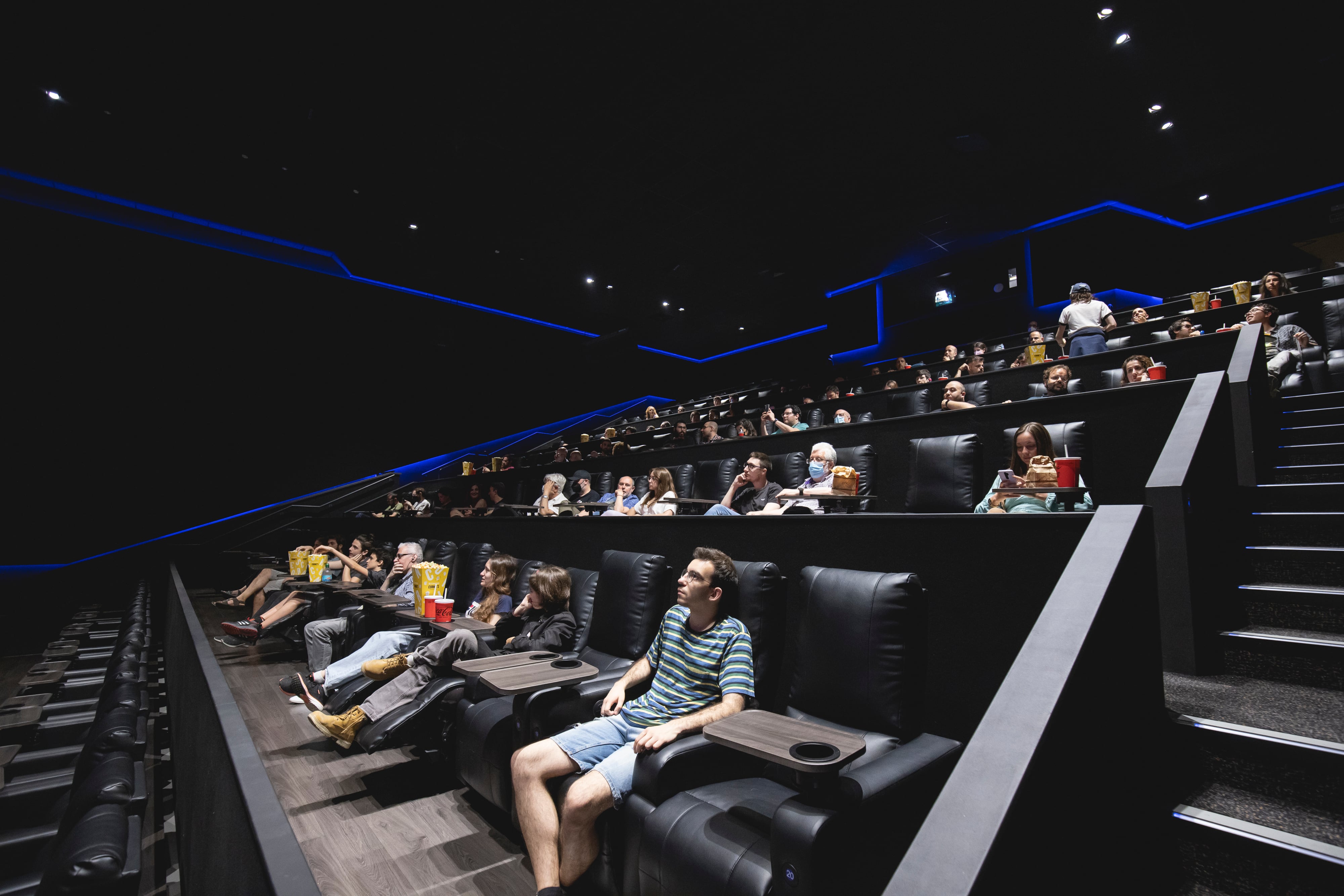 El público asiste a un estreno de cine en una sala Cinesa en Barcelona.