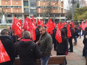 Delegados sindicales de UGT y CCOO, así como representantes de otras formaciones políticas como IU o el PSOE, han secundado la concentración