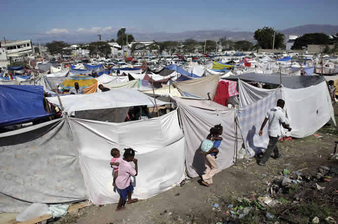 Los haitianos pasan la noche a la intemperie en campamentos improvisados para mantenerse alejados de posibles derrumbes