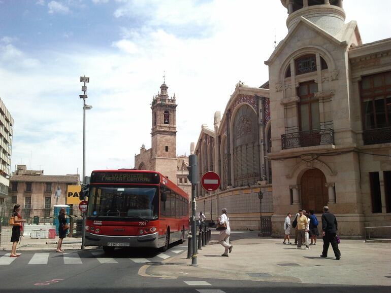 Imagen de la plaza Ciudad de Brujas abierta parcialmente al tráfico y con el Mercado Central de fondo