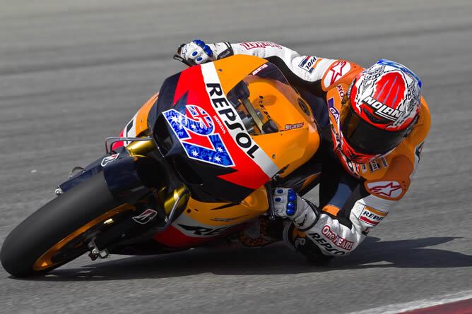 El piloto australiano de MotoGP Casey Stoner del equipo Repsol Honda toma una curva durante una sesión de entrenamiento en el circuito internacional de Sepang