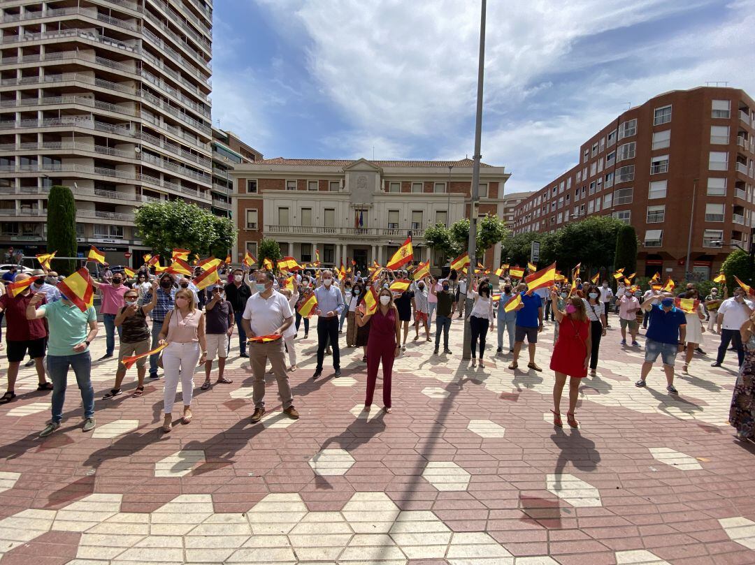 Representantes del PP en Castellón se han manifestado este domingo en la plaza María Agustina