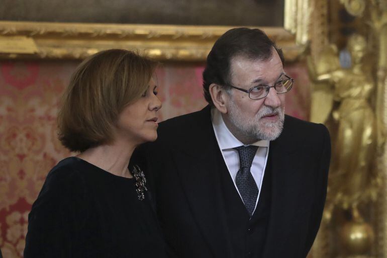 El presidente del Gobierno, Mariano Rajoy, junto a la ministra de Defensa, María Dolores de Cospedal, durante la la celebración de la Pascua Militar 