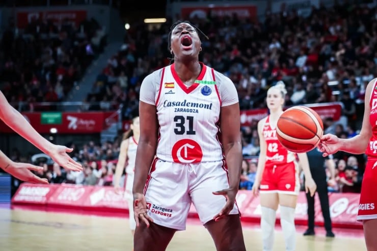 Aminata Gueye celebra una canasta