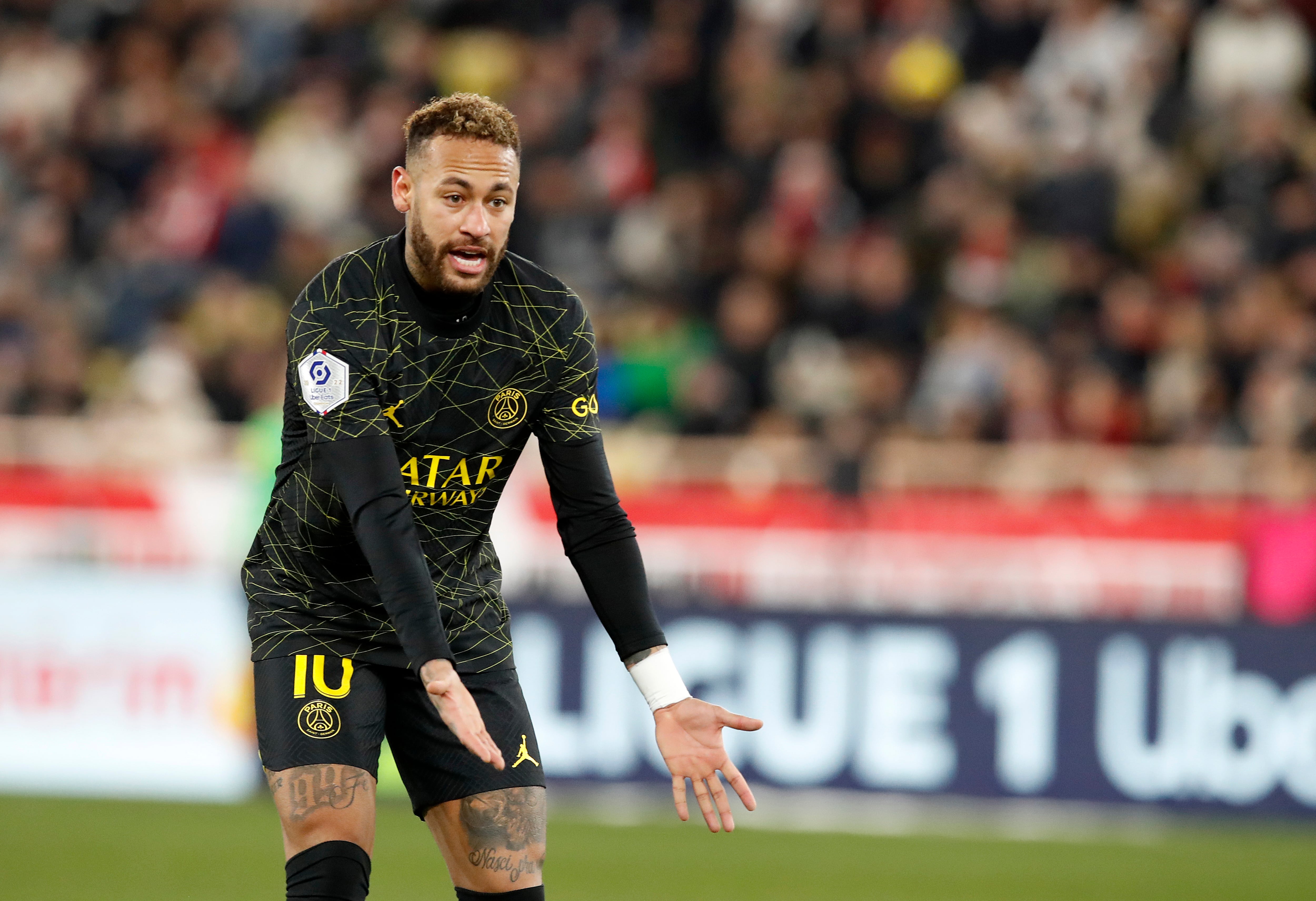 Neymar JR protesta durante el partido entre Mónaco y PSG (3-1)