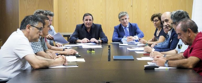 Imagen de la reunión mantenida entre el consejero de Sanidad, Antonio Sáez y el sindicato Simecal