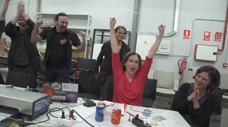 Ada Colau celebra els resultats de les eleccions municipals en un moment del documental "Alcaldessa"