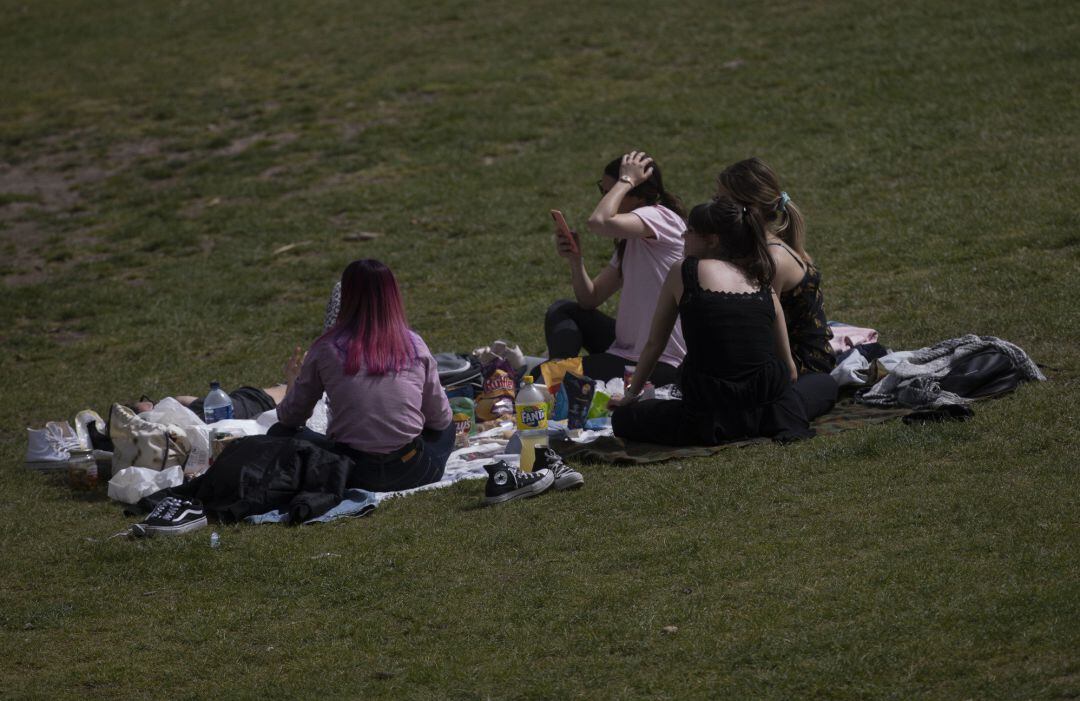 Varias personas descansando en Madrid Río