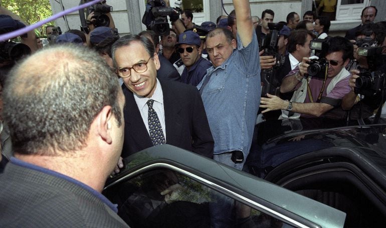 El ex vicesecretario general del PSOE, Alfonso Guerra, rodeado de periodistas, a su salida del Tribunal Supremo, cuando declaró como testigo en el juicio del &#039;caso Filesa&#039; en 1997.