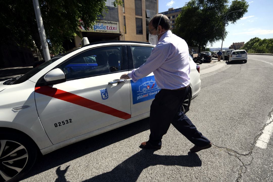 Un taxi estacionado en una calle de la capital