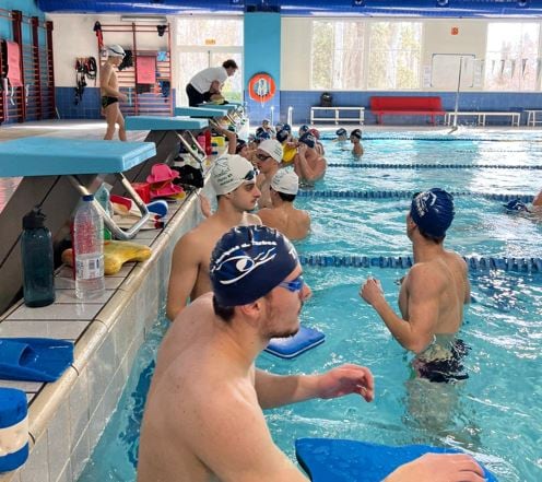 Nadadores de Zoiti &#039;89 y Tarbes en la Piscina del Parque en Huesca