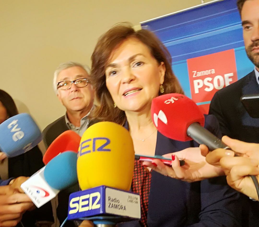 La vicepresidenta, Carmel Calvo, atiende a los medios