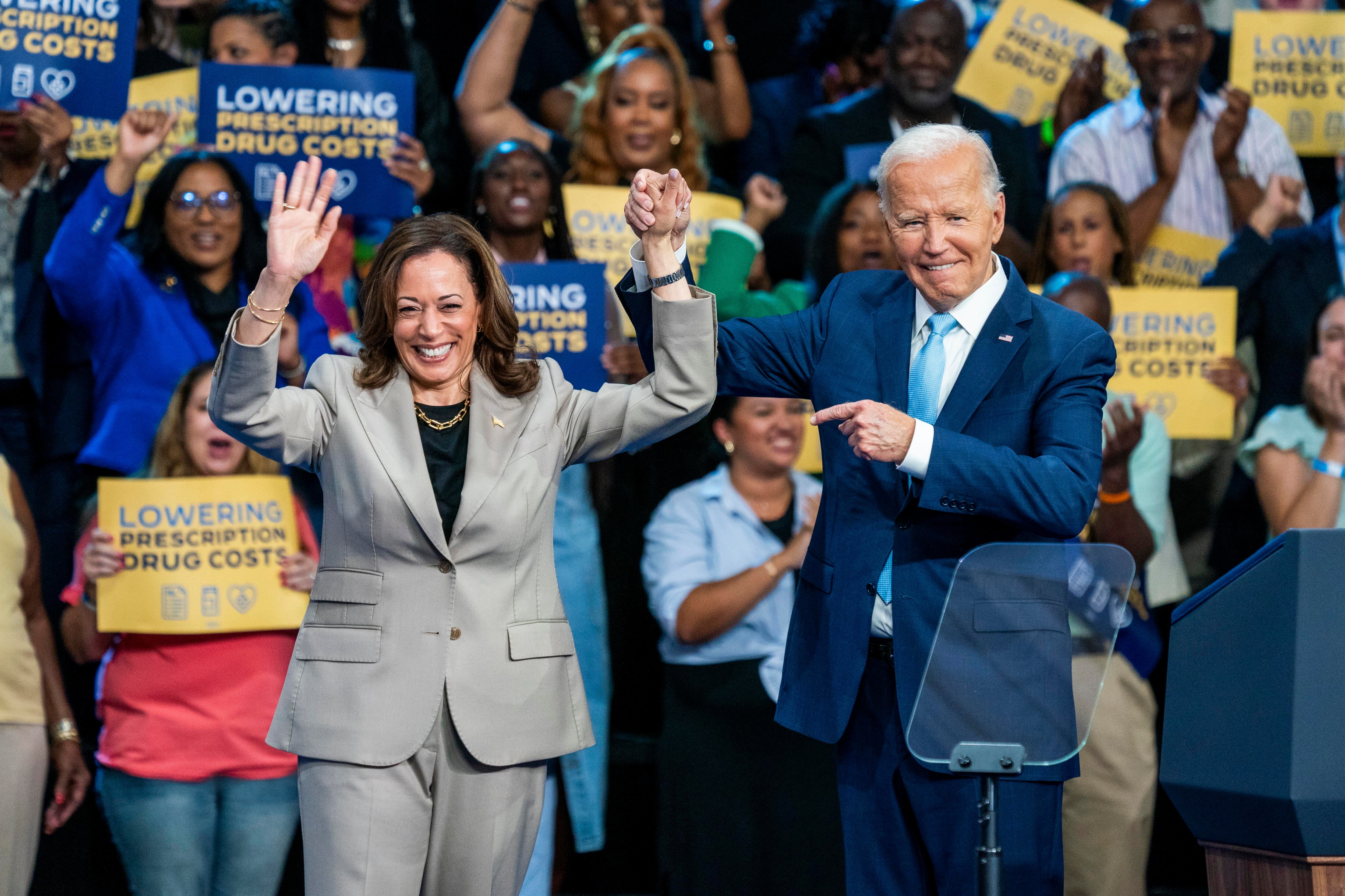 El presidente de EEUU, Joe Biden, y la vicepresidenta y candidata demócrata, Kamala Harris, en el mitin celebrado en  Upper Marlboro (Maryland, EEUU).