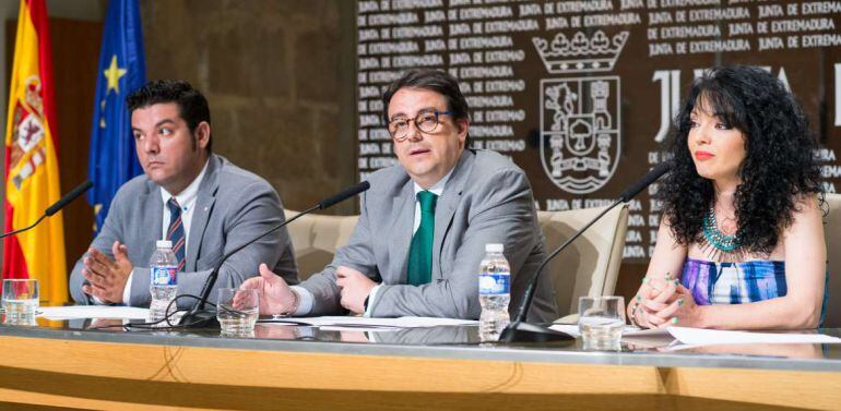 El consejero de Sanidad y Políticas Sociales, José María Vergeles; la directora general de Política Social, Infancia y Familia, Carmen Núñez; y el presidente regional de Cruz Roja, Jesús Palo Tiburcio.