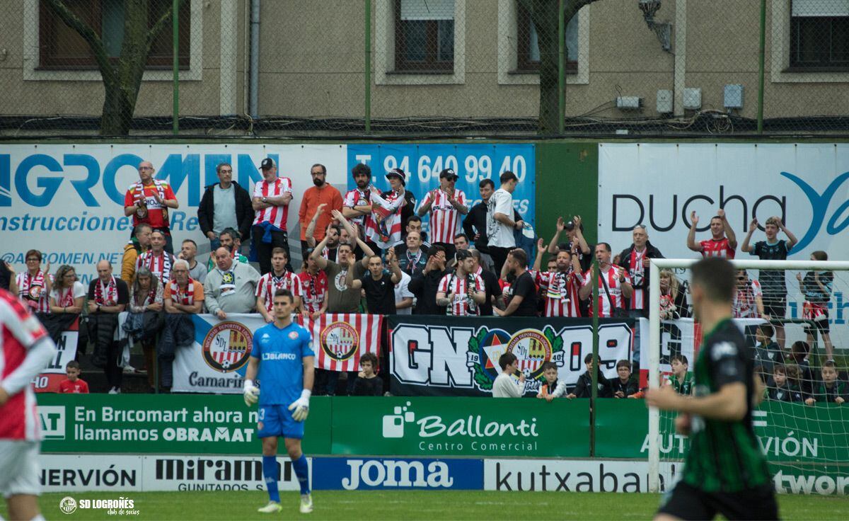 La afición blanquirroja en su desplazamiento a Las Llanas / SD Logroñés