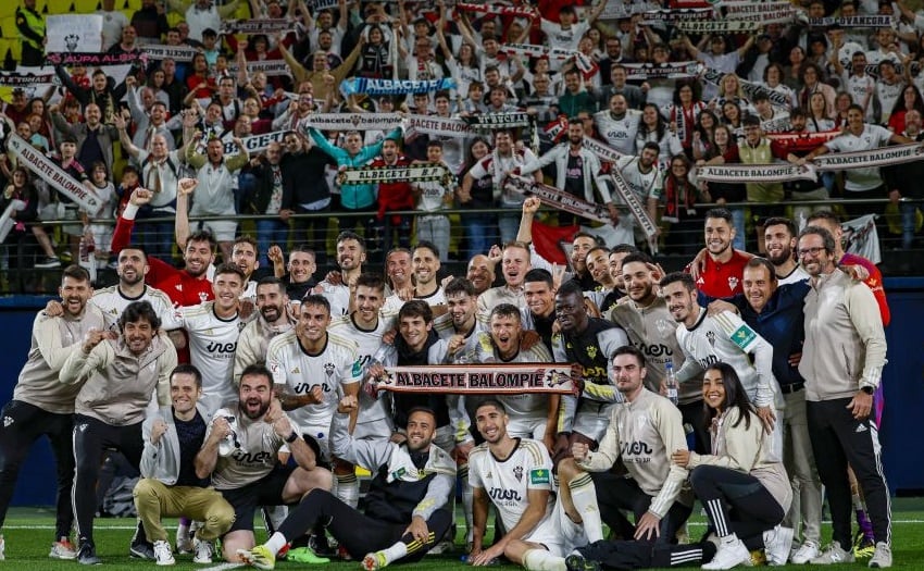 Los jugadores del Albacete celebran la permanencia matemática, tras empatar a uno ante el Villarreal B en el estadio de La Cerámica