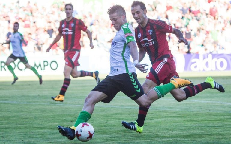 El Racing ganó a los de Las Arenas con gol de Dani Aquino en el primer partido de Liga.