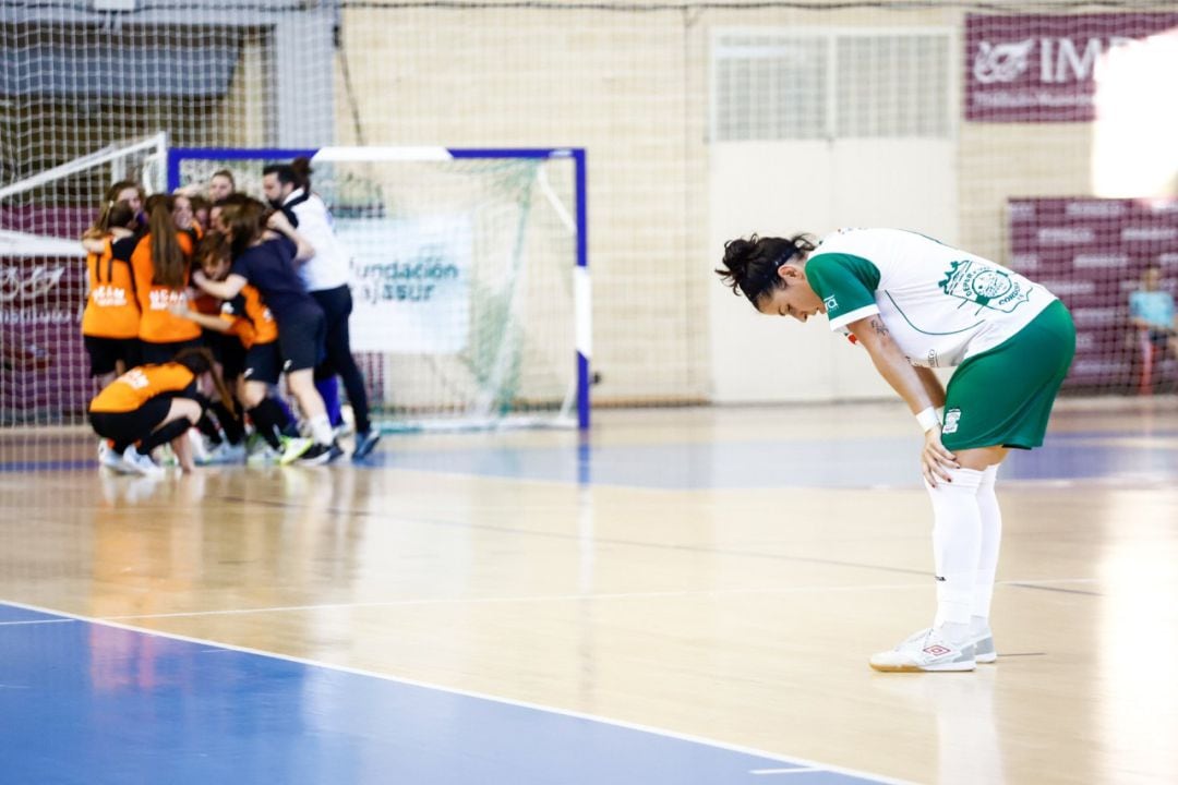 Desolación de una jugadora de Deportivo Córdoba. 