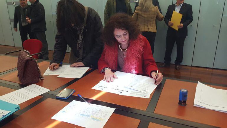 Gloria Fernández Merayo, durante la firma